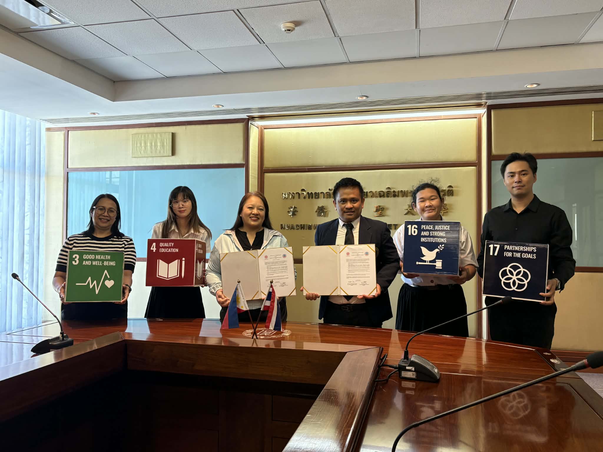 Representatives from UB and HCU reaffirming their dedication to academic collaboration through the renewal of the Memorandum of Understanding between institutions.